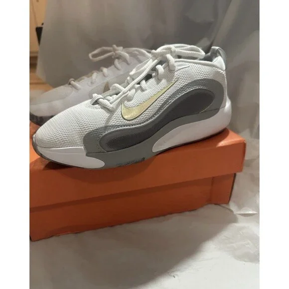 NEW Nike IsoFly Basketball Shoes White Metallic Gold Grey Big Kid's Size 7Y - Picture 11 of 14